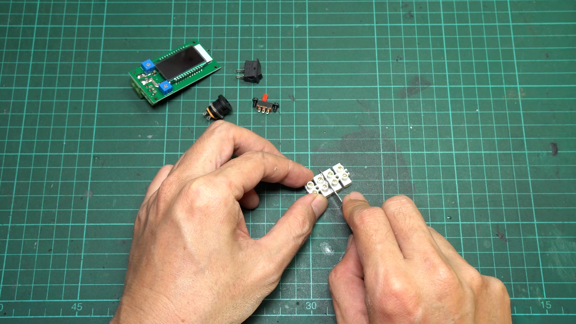 [3D Printed] DIY Mini DC Load Meter for Easy Gadget Power Monitoring ...